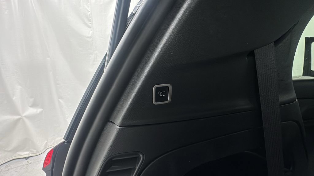 Used 2025 Chrysler Pacifica Select image 18