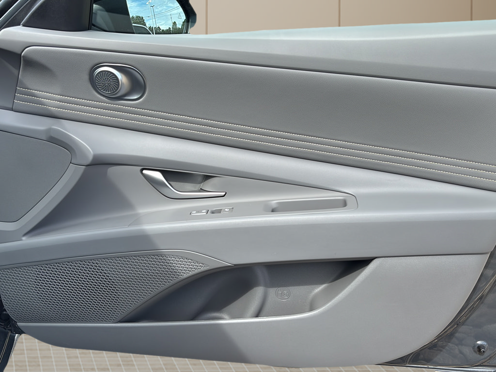 Used 2025 Hyundai Elantra Sport FWD image 36