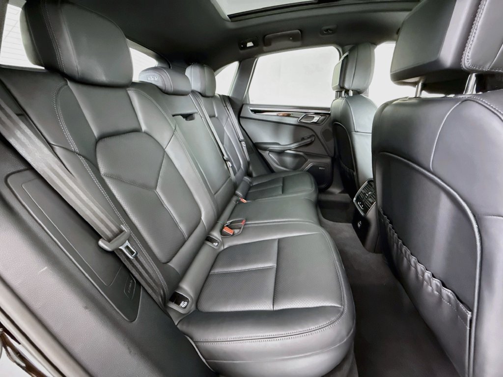 Certified 2025 Porsche Macan AWD/4WD image 29
