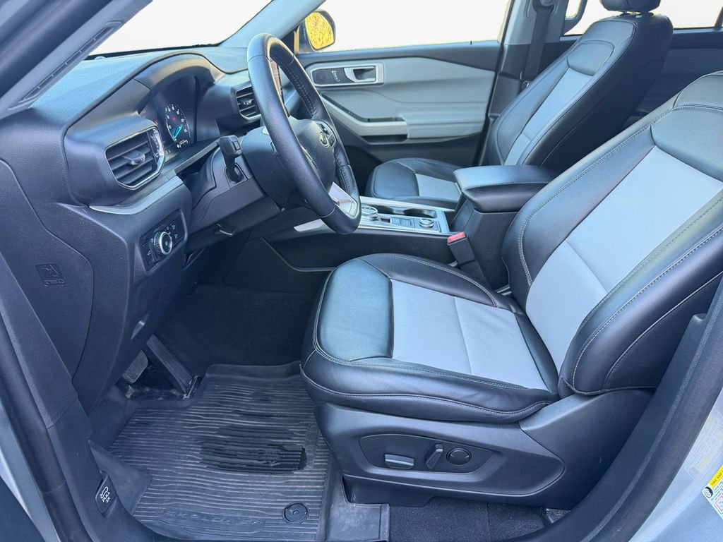 Used 2023 Ford Explorer XLT w/ Equipment Group 202A AWD/4WD image 15