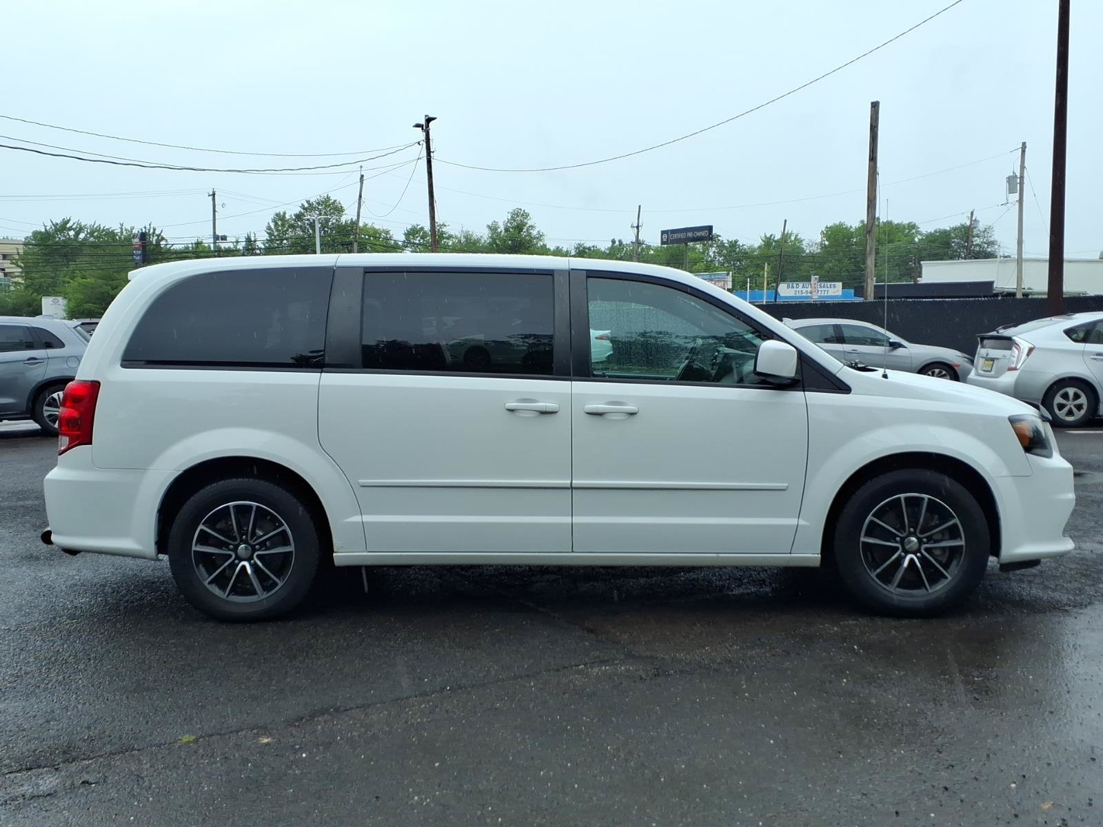 Used 2016 Dodge Grand Caravan SE FWD image 2