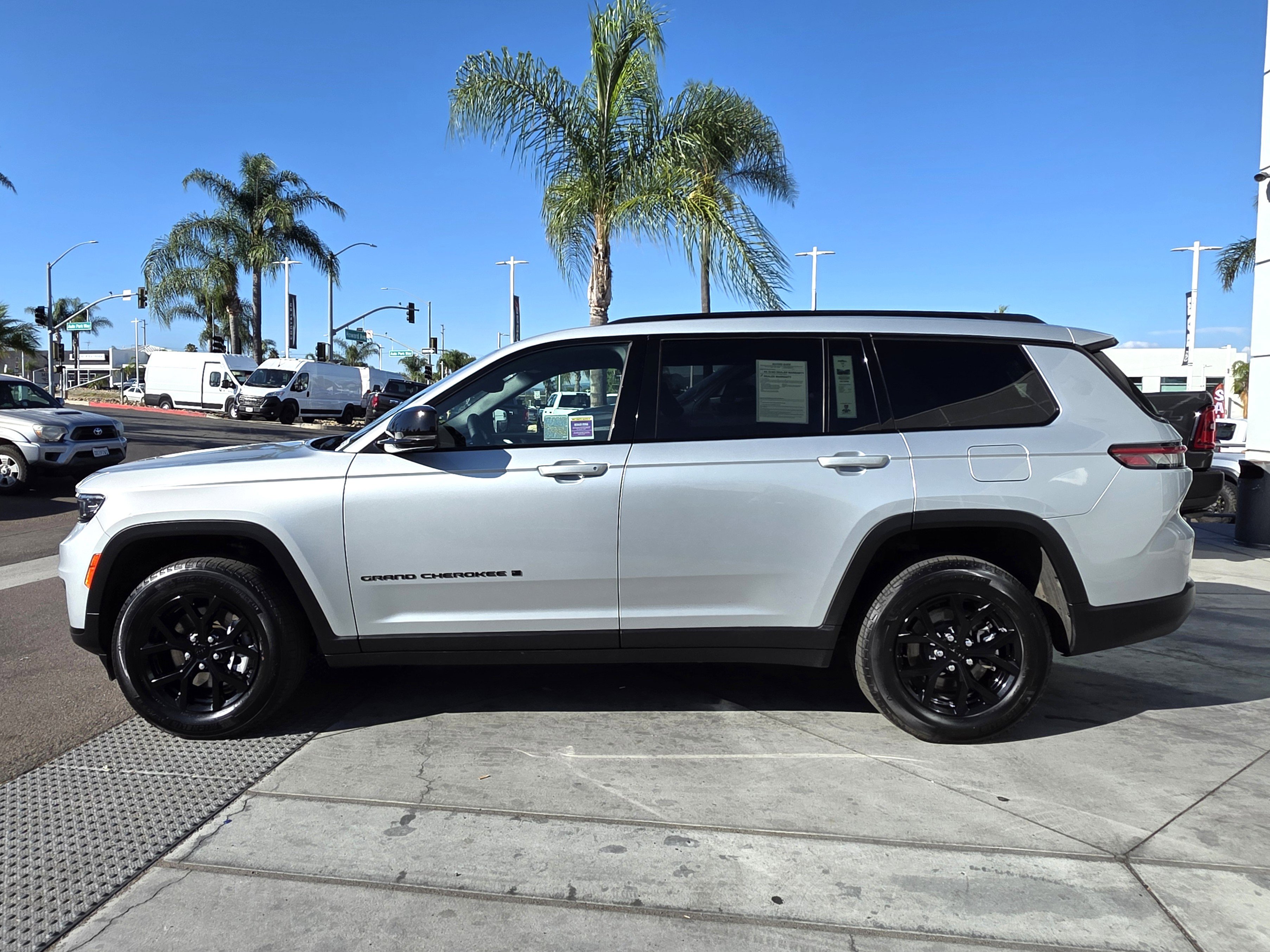 Certified 2024 Jeep Grand Cherokee L Laredo image 2