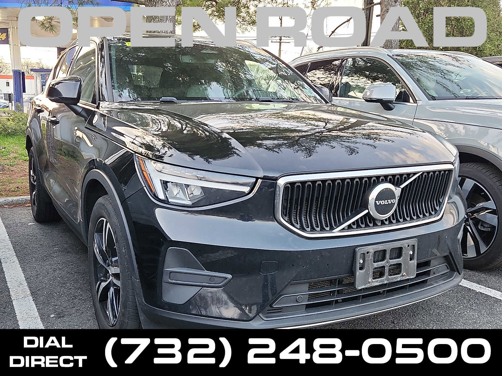 Used 2023 Volvo XC40 B4 Core image 1