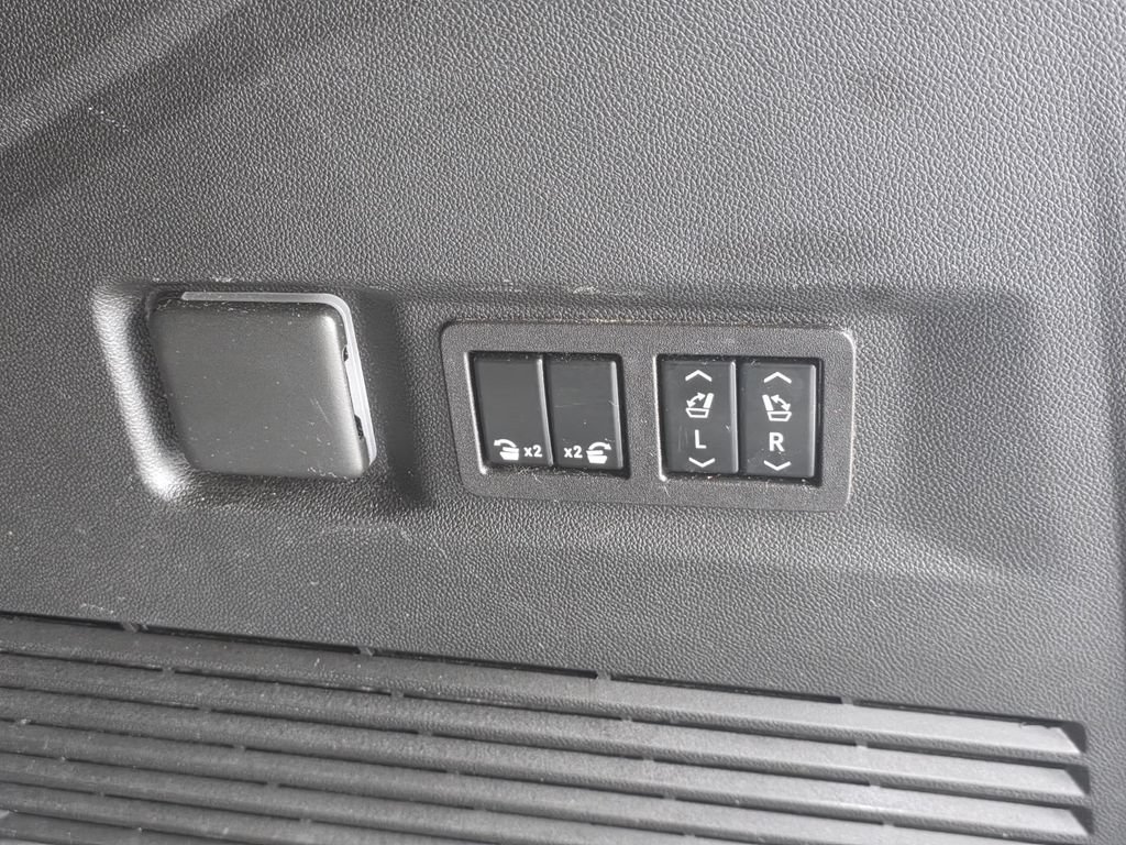 Used 2023 GMC Yukon Denali Ultimate AWD/4WD image 16