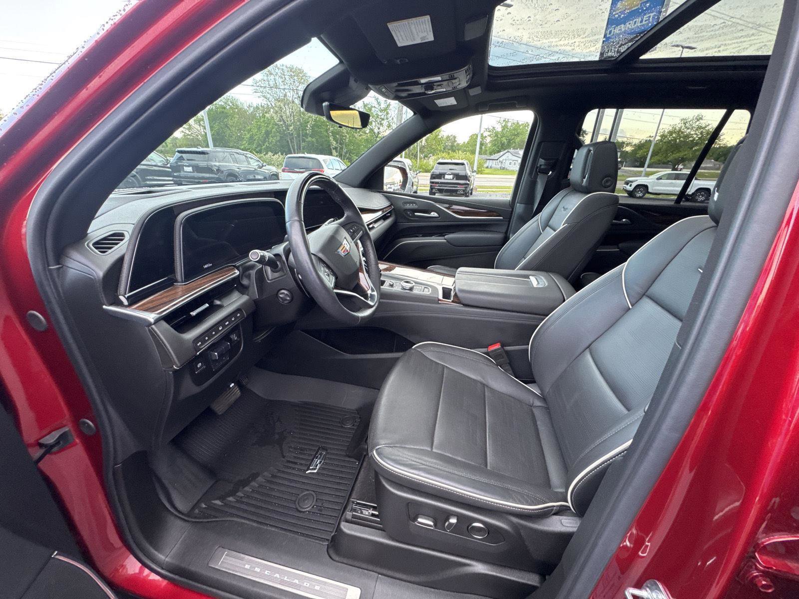 Used 2024 Cadillac Escalade Premium Luxury w/ Performance Package AWD/4WD image 7
