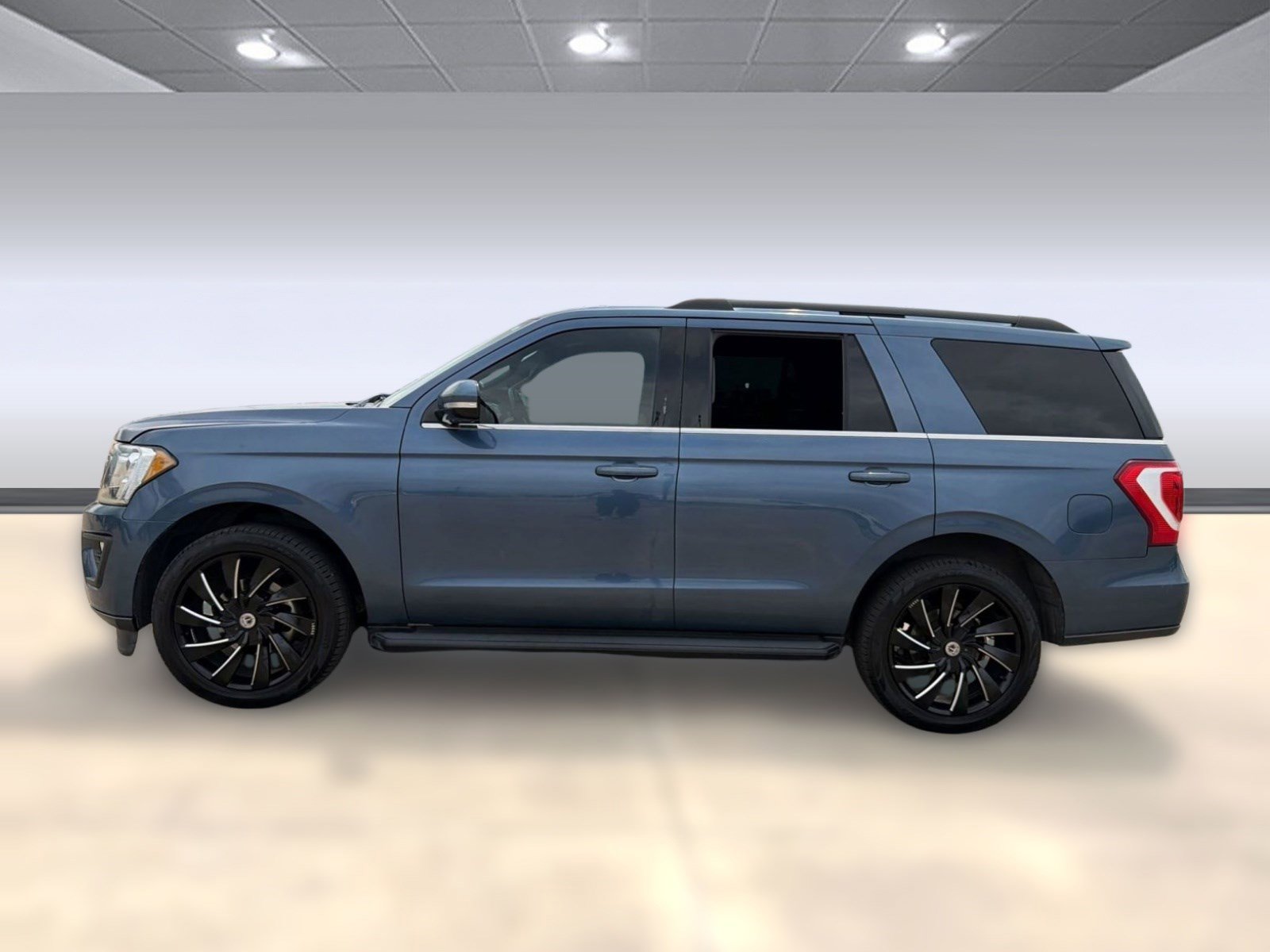 Used 2018 Ford Expedition XLT w/ Equipment Group 201A image 2