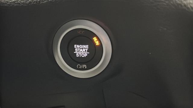 Used 2025 Chrysler Pacifica Limited image 23