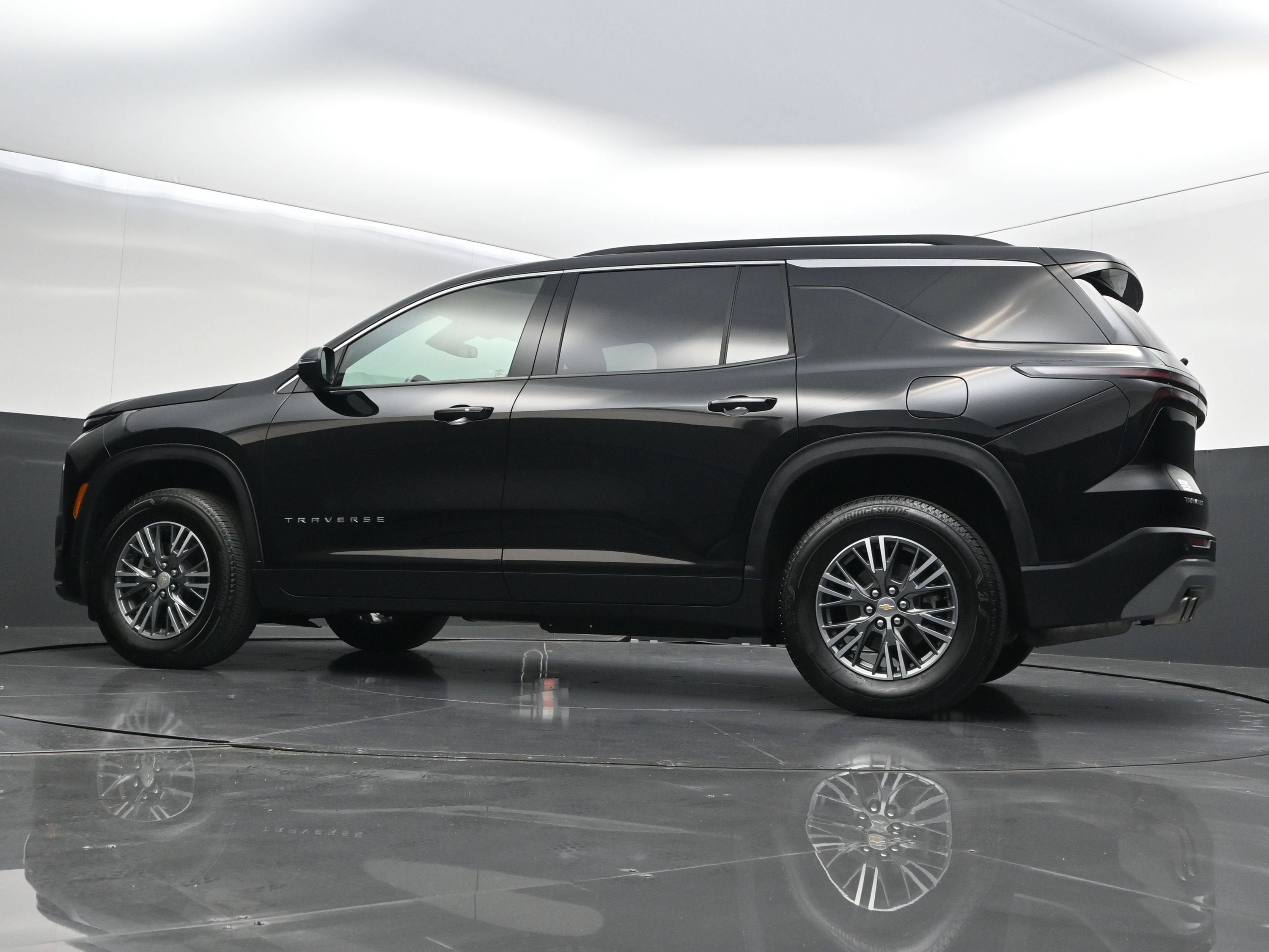 Certified 2025 Chevrolet Traverse LT FWD image 43