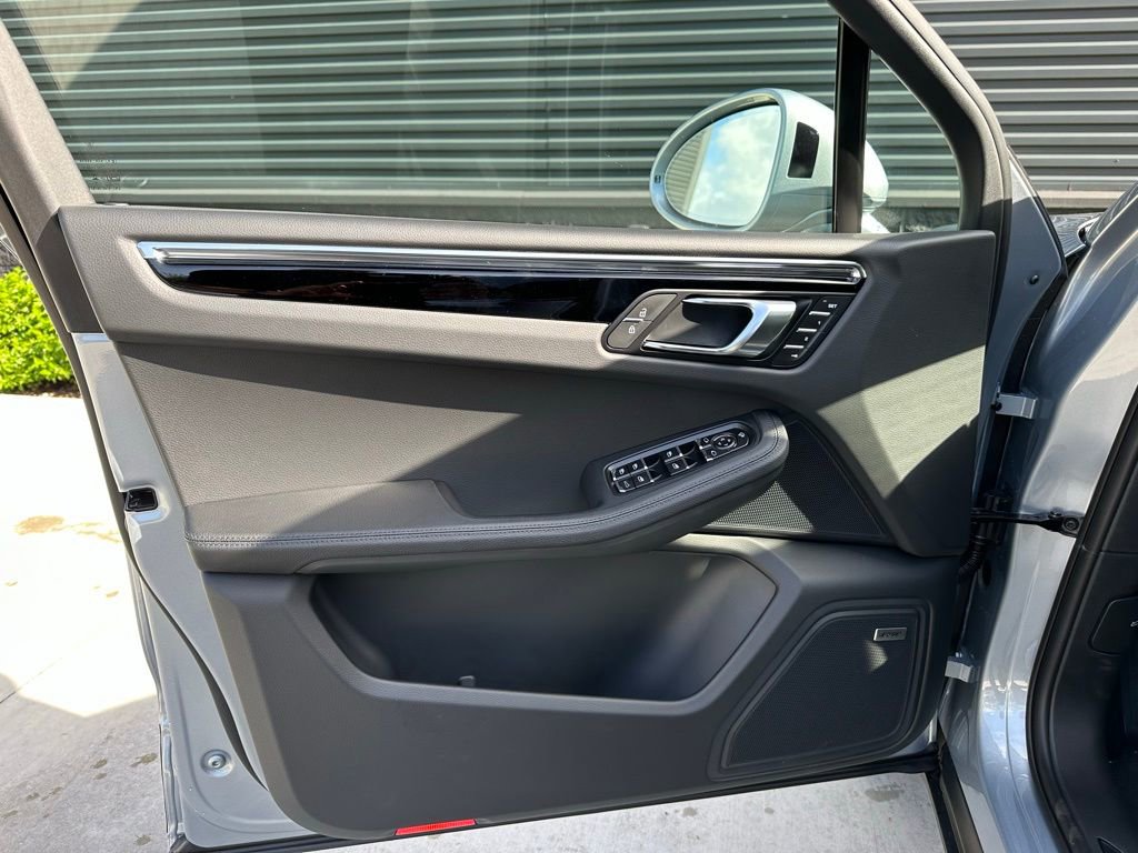 Certified 2025 Porsche Macan AWD/4WD image 14