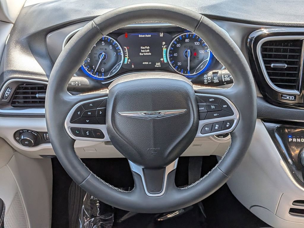 Used 2024 Chrysler Pacifica Touring-L image 22