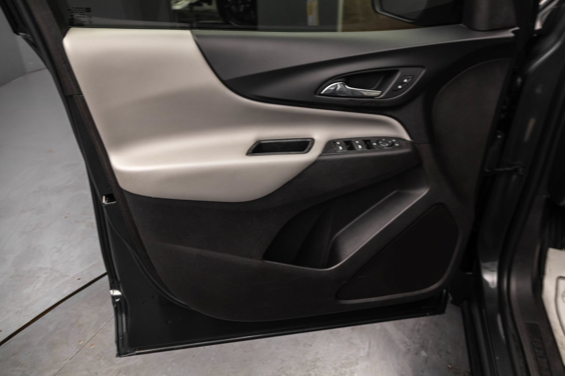 Used 2018 Chevrolet Equinox LS FWD image 28