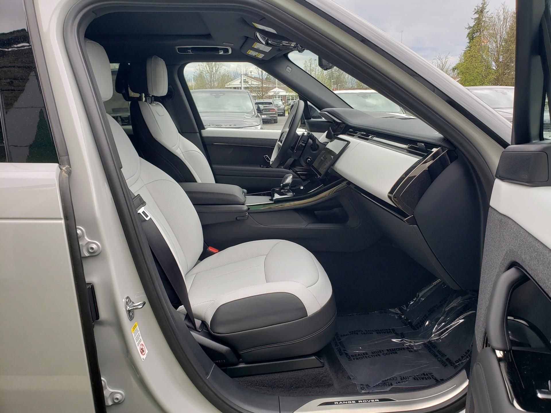 New 2026 Land Rover Range Rover Sport Dynamic SE AWD/4WD image 17