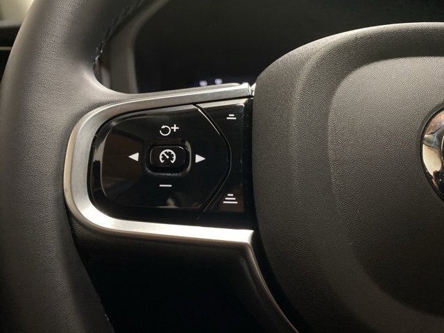 Used 2025 Volvo XC60 B5 Plus image 38