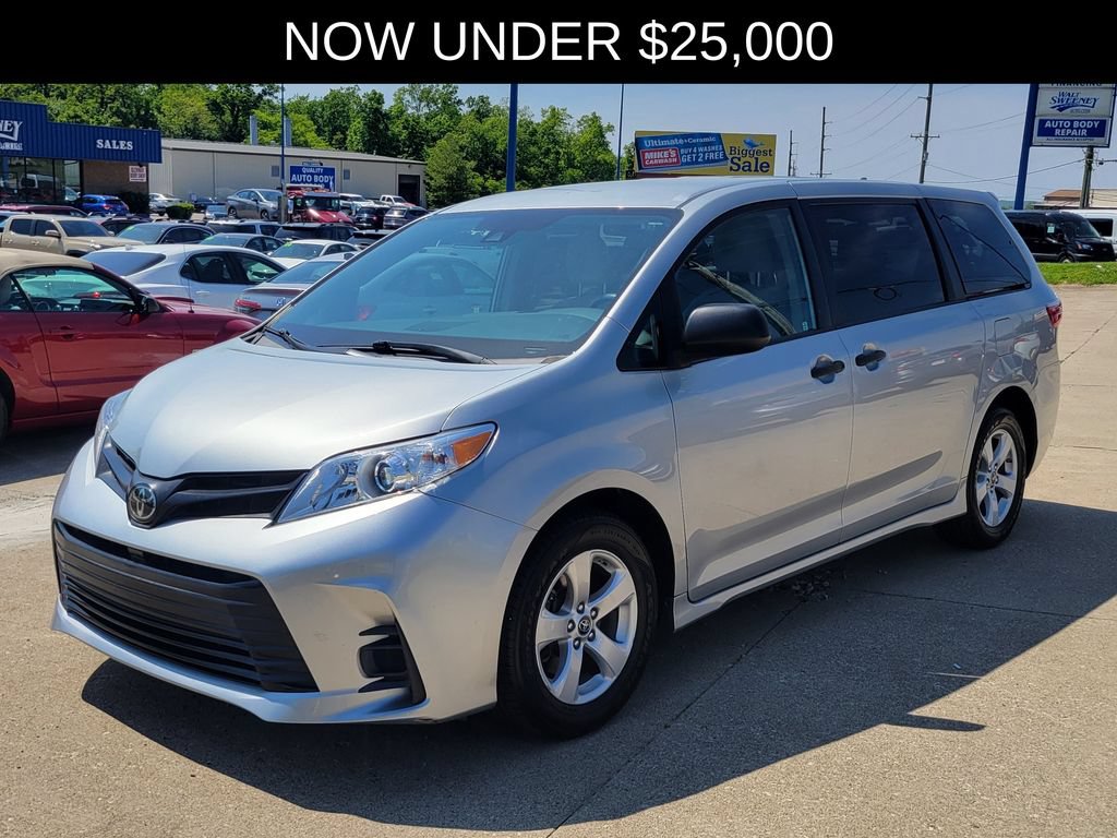 Used 2019 Toyota Sienna L w/ Carpet Mat Package FWD image 2