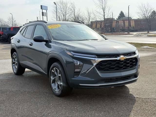 Used 2025 Chevrolet Trax LT FWD image 4