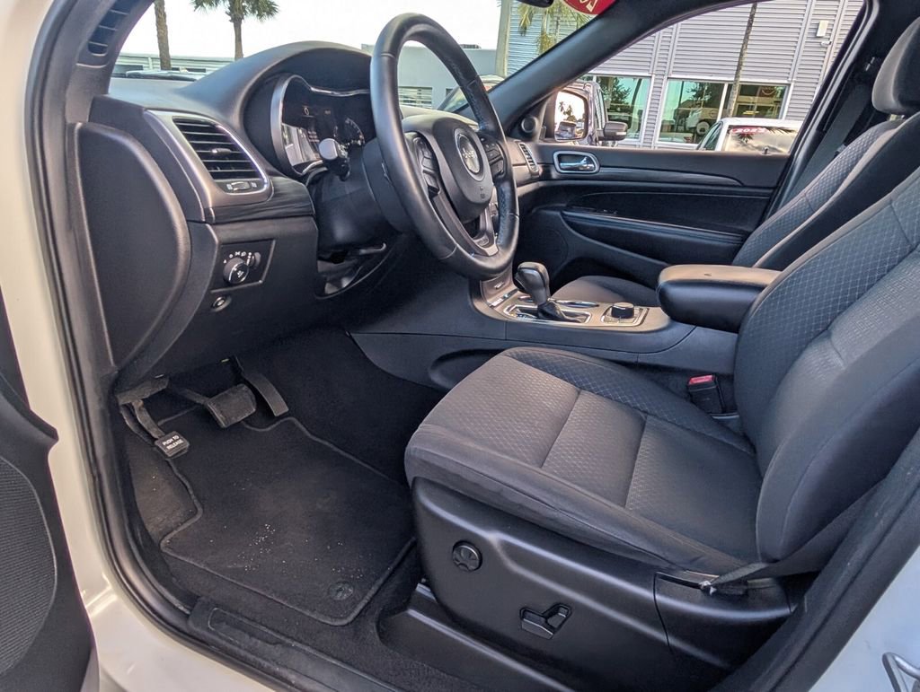 Used 2019 Jeep Grand Cherokee Laredo AWD/4WD image 12