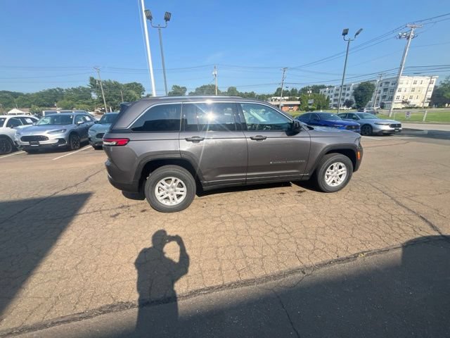 Used 2023 Jeep Grand Cherokee Laredo AWD/4WD image 18