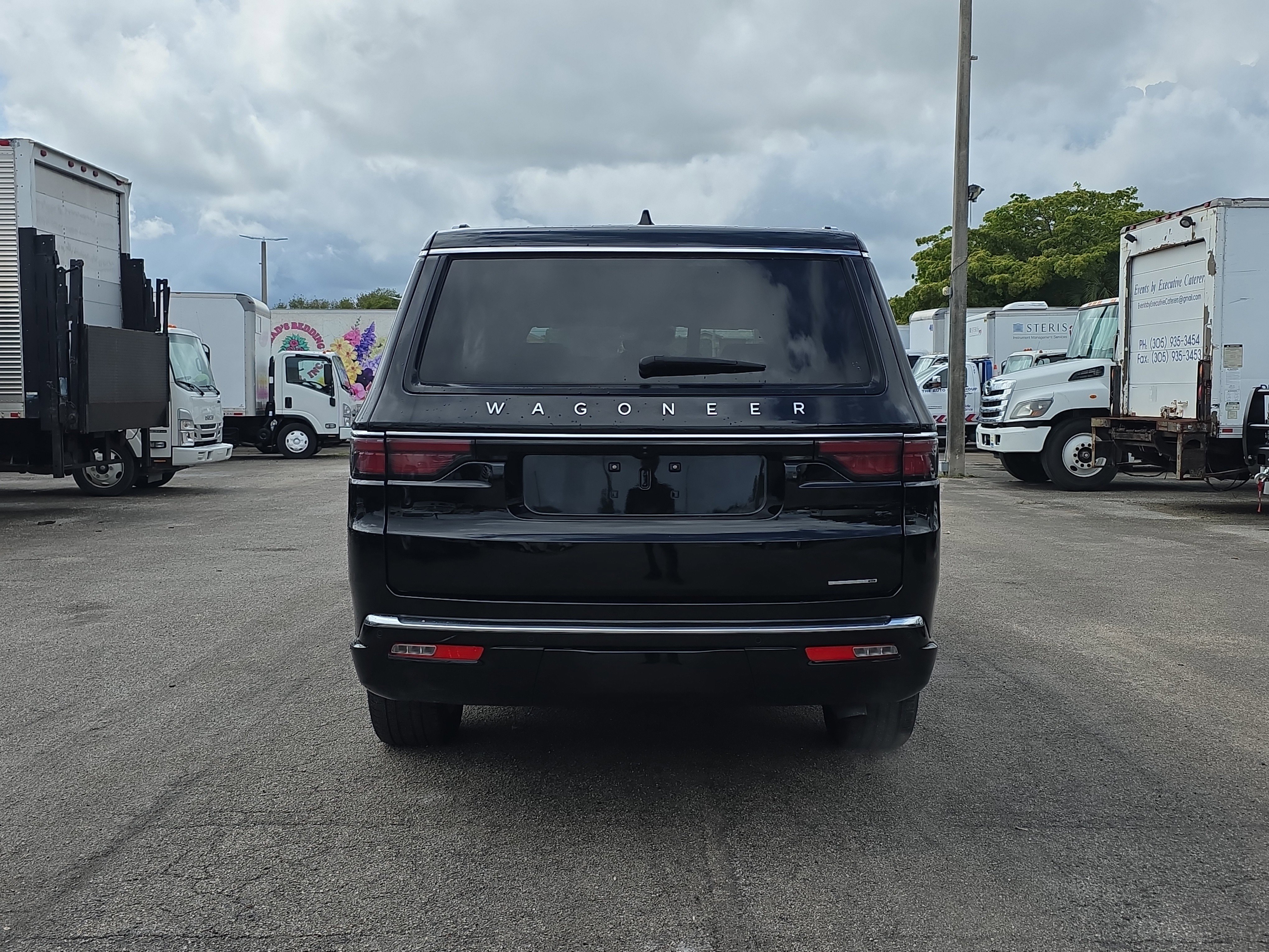 Used 2024 Jeep Wagoneer L Series III w/ Flexible Seating Group AWD/4WD image 6