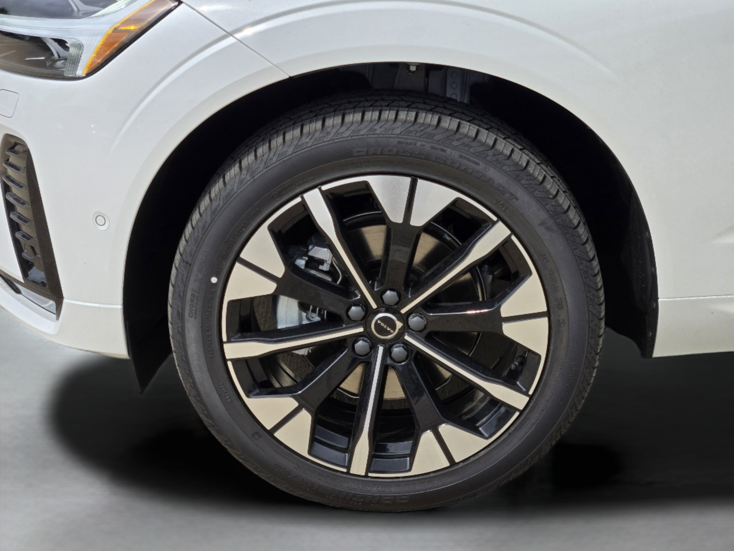 New 2026 Volvo XC60 B5 Plus w/ Protection Package Premier AWD/4WD image 28