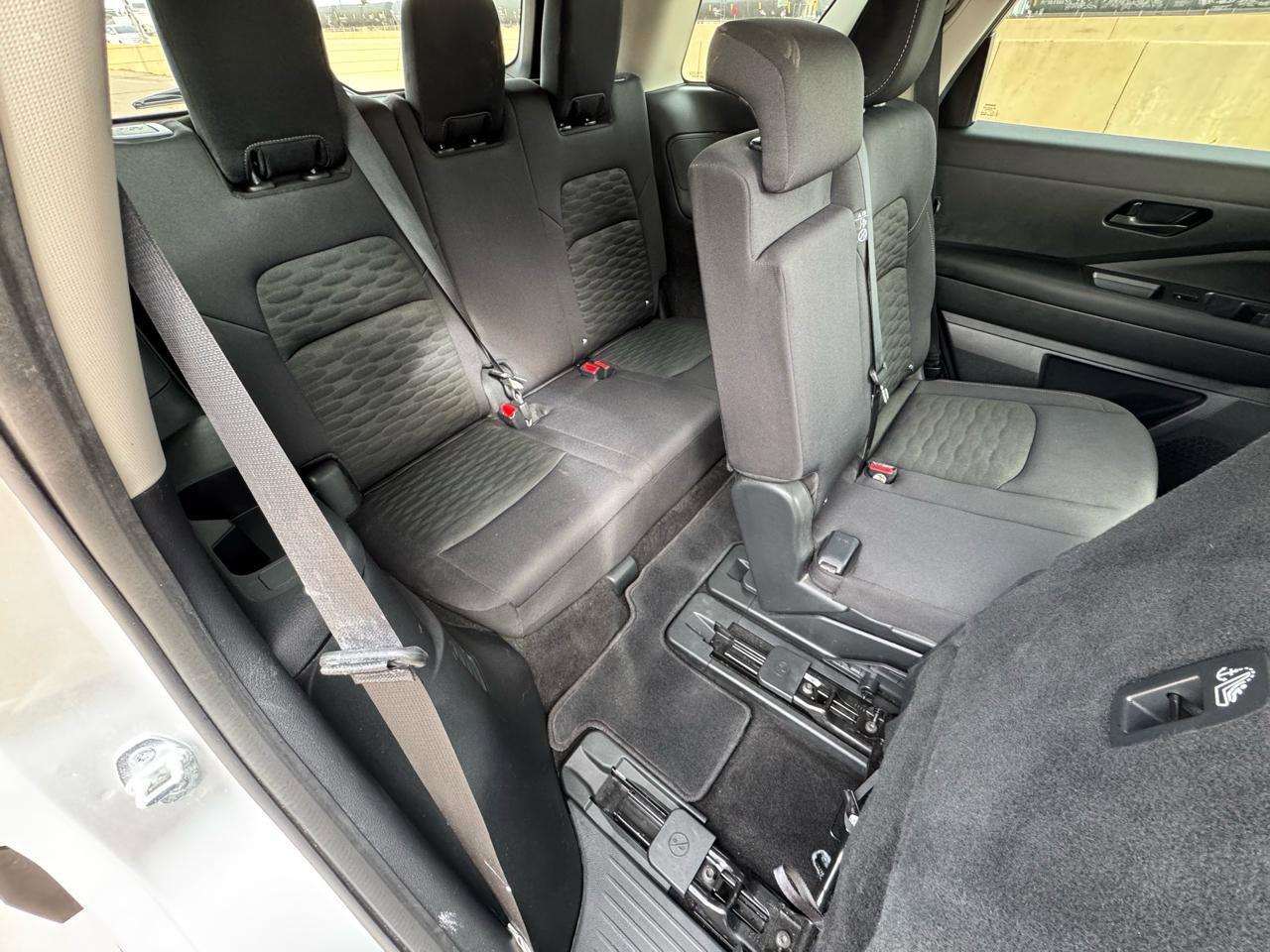 Used 2025 Nissan Pathfinder S image 14