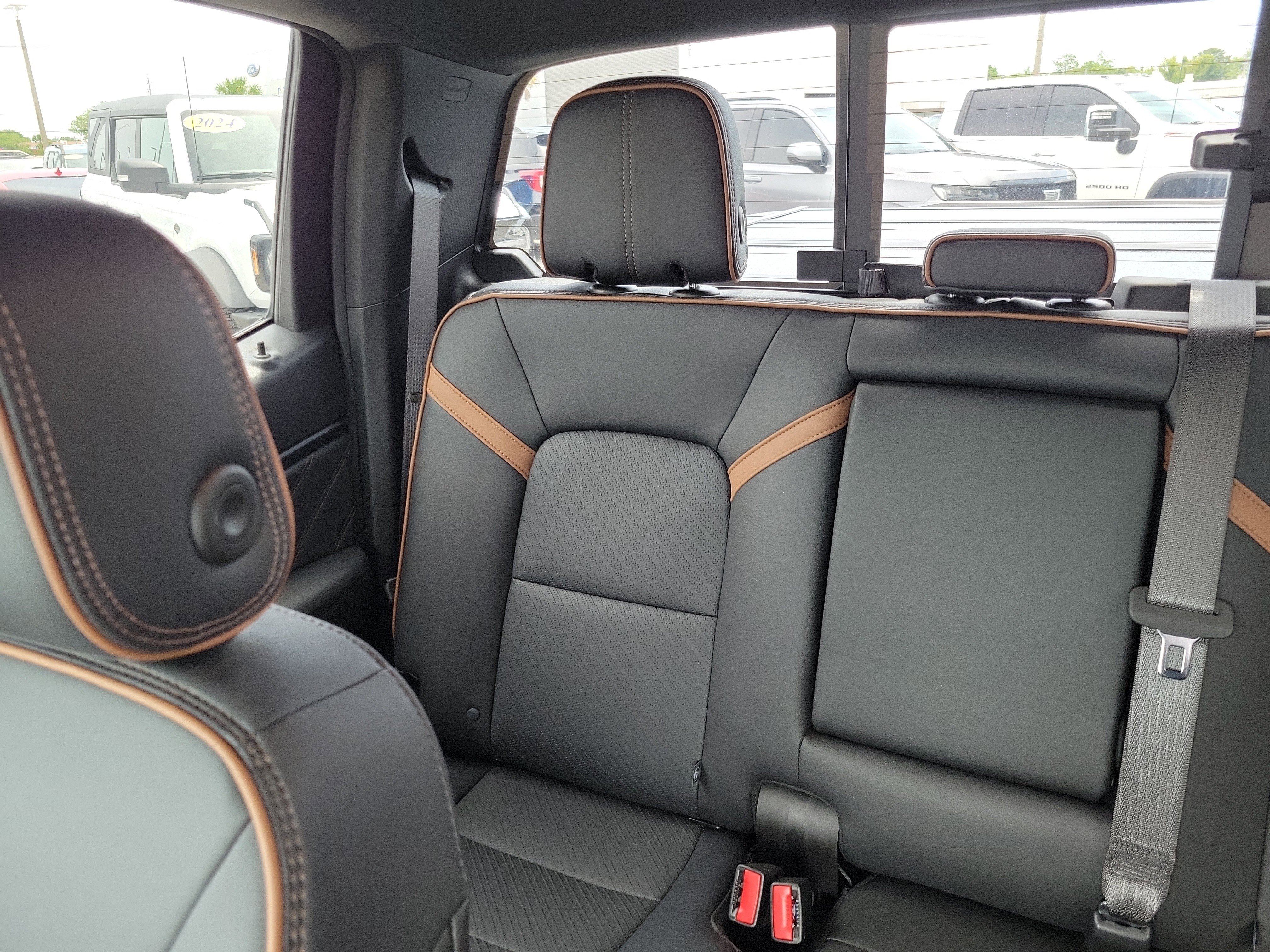 Used 2025 GMC Canyon AT4 w/ Technology Plus Package AWD/4WD image 10