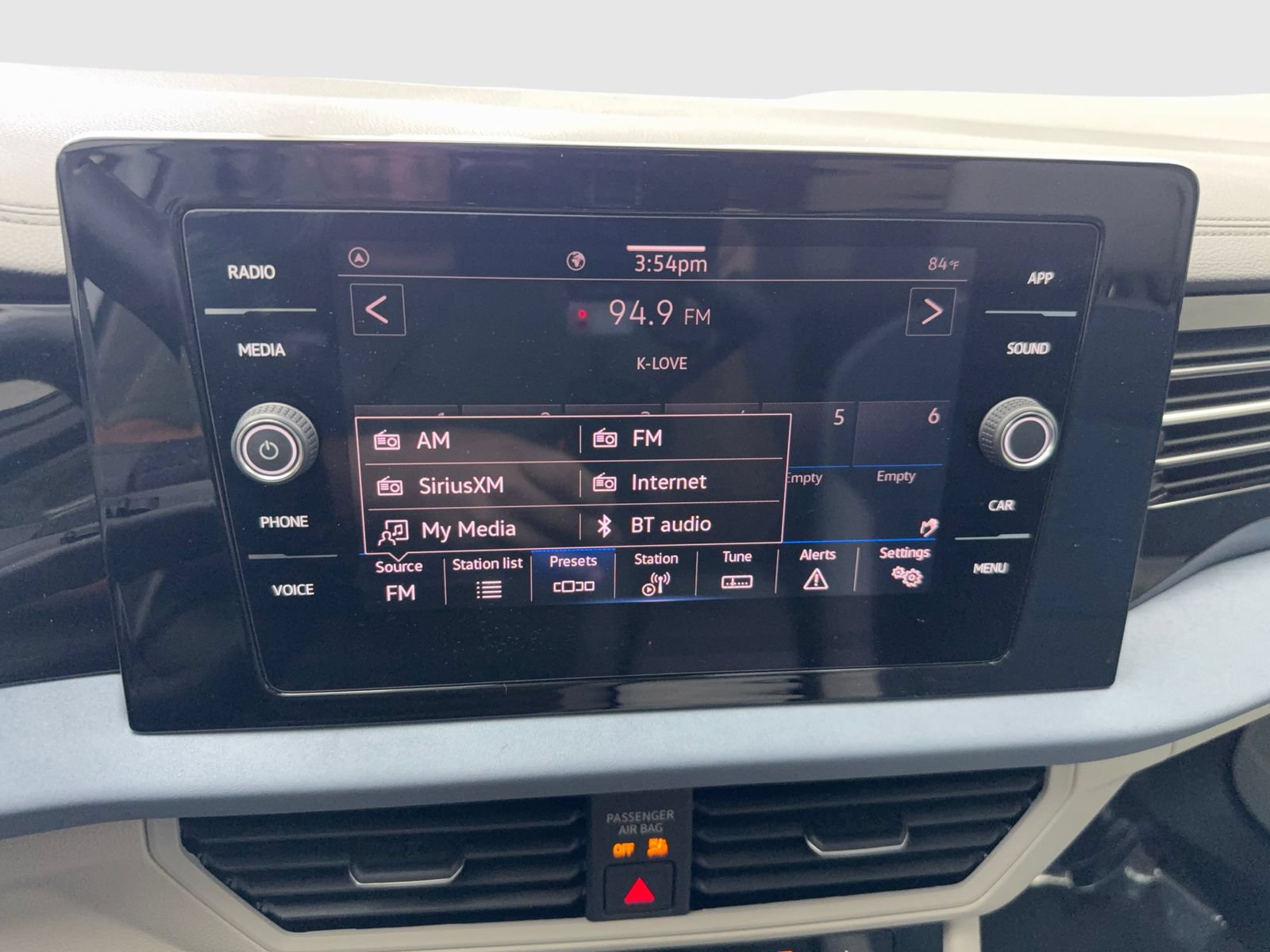 Used 2025 Volkswagen Jetta SE w/ Sunroof Package FWD image 25