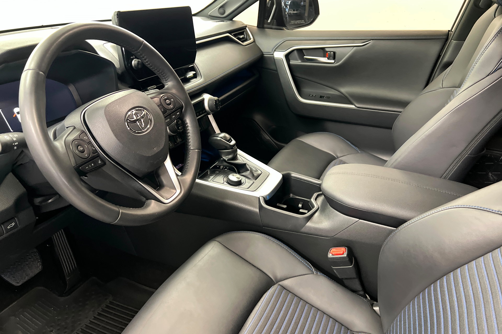 Used 2023 Toyota RAV4 XSE AWD/4WD image 16