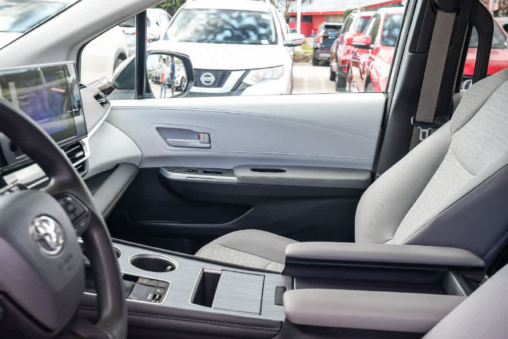 Used 2025 Toyota Sienna LE FWD image 21