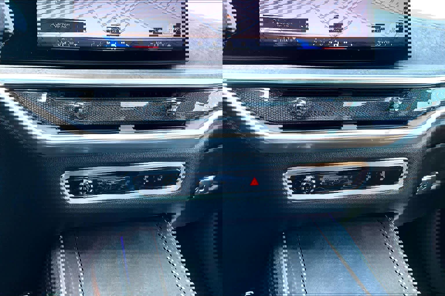 Used 2024 BMW X7 xDrive40i w/ M Sport Package AWD/4WD image 35