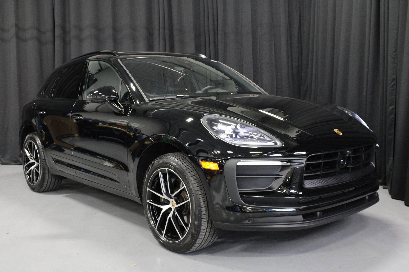 Certified 2025 Porsche Macan image 9