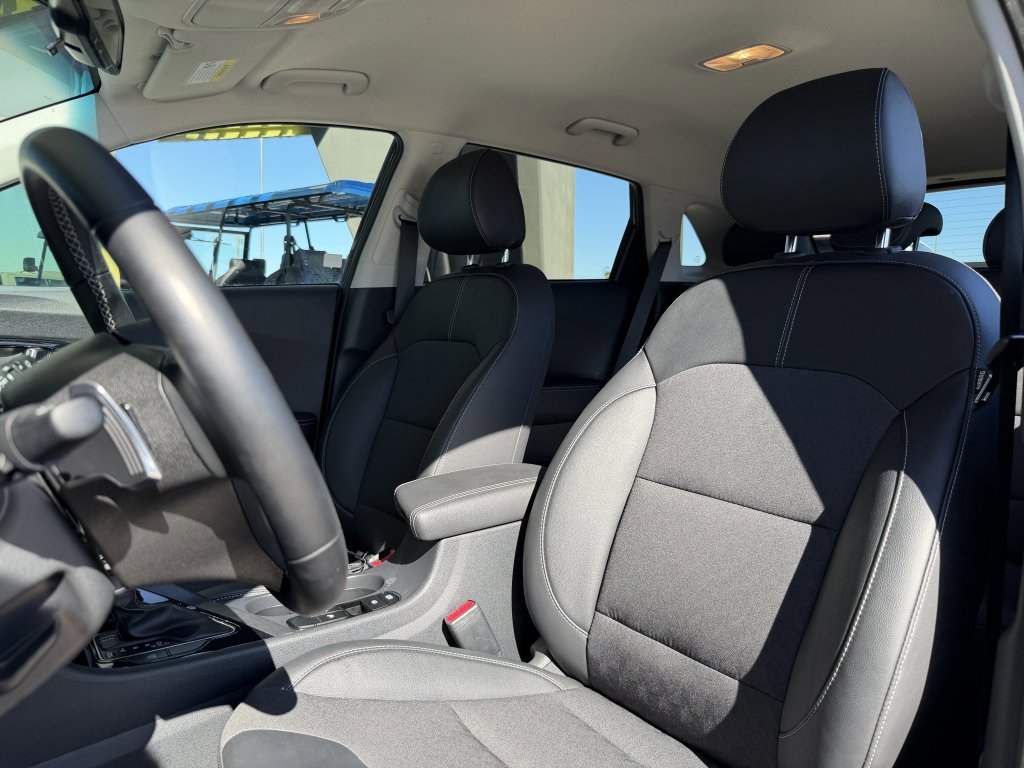 Used 2022 Kia Niro EX image 35