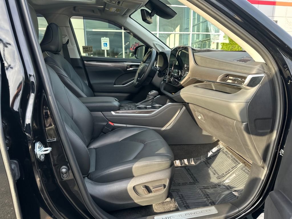 Used 2023 Toyota Highlander Limited image 18