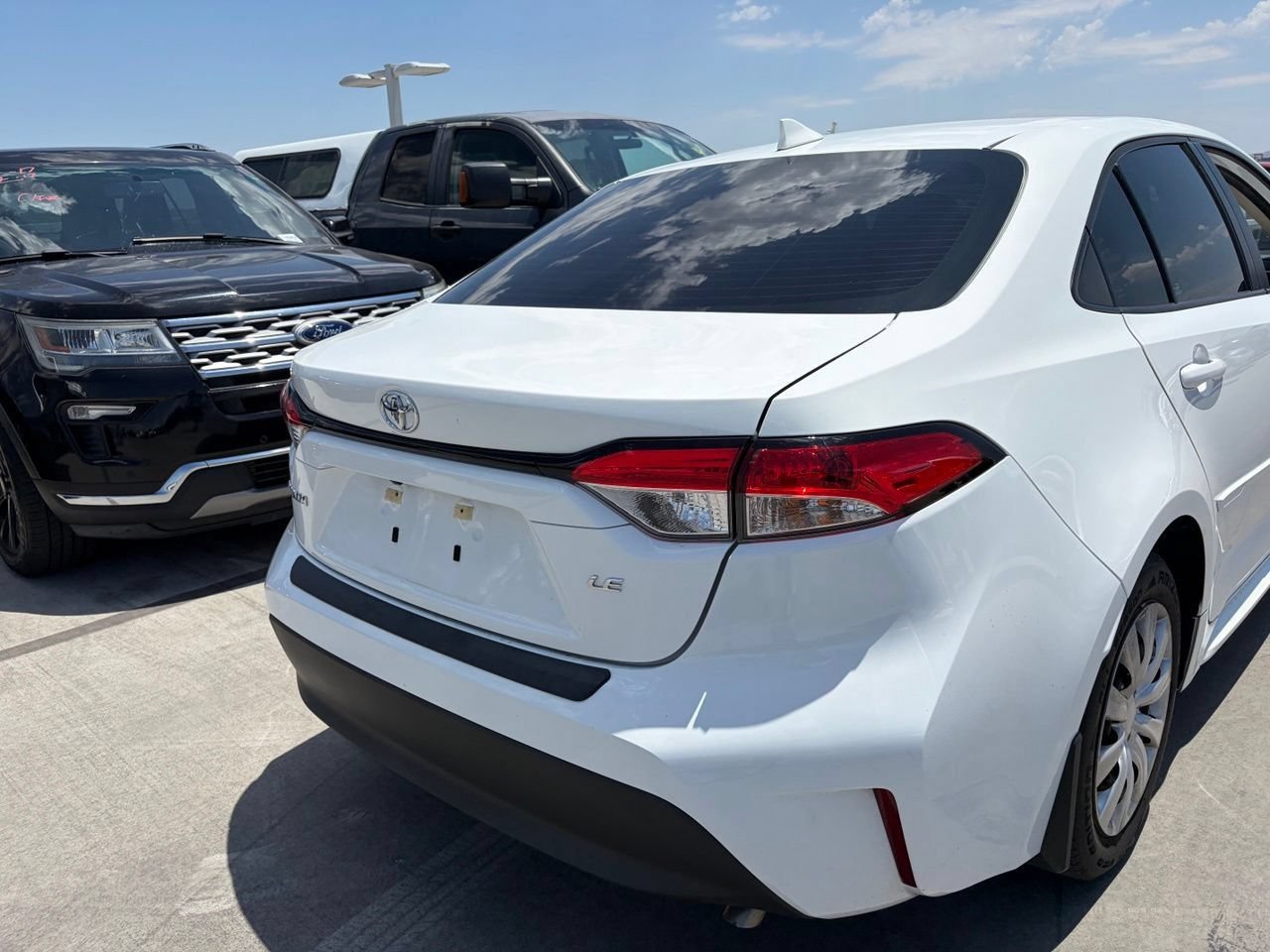 Used 2023 Toyota Corolla LE w/ Carpet Mat Package (TMS) FWD image 4