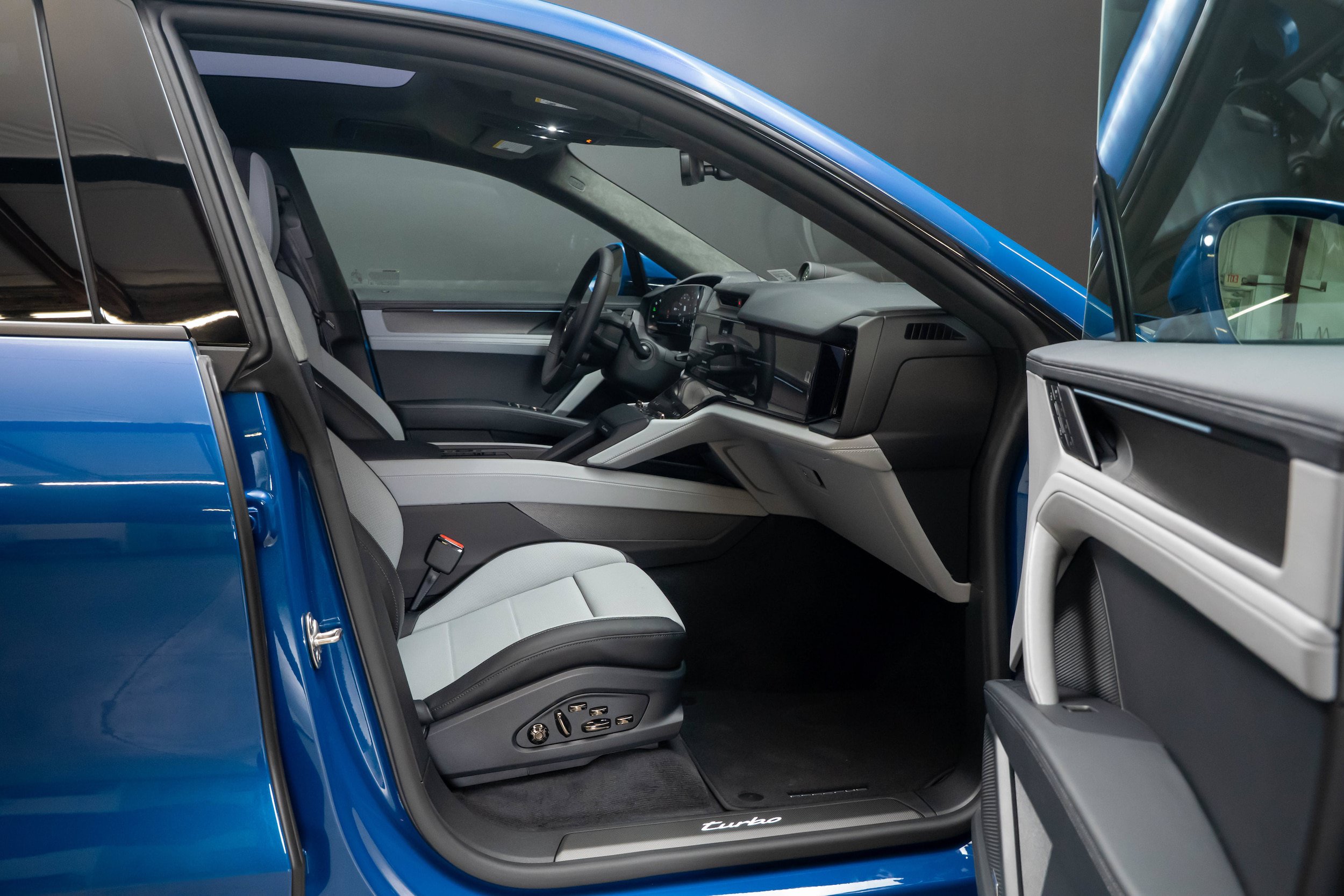 New 2026 Porsche Cayenne Turbo AWD/4WD image 32