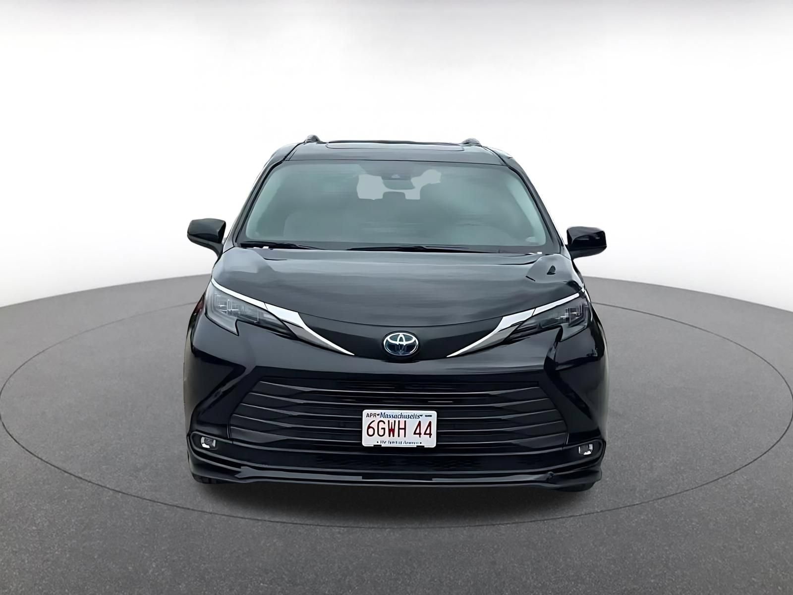 Used 2025 Toyota Sienna XLE FWD image 4