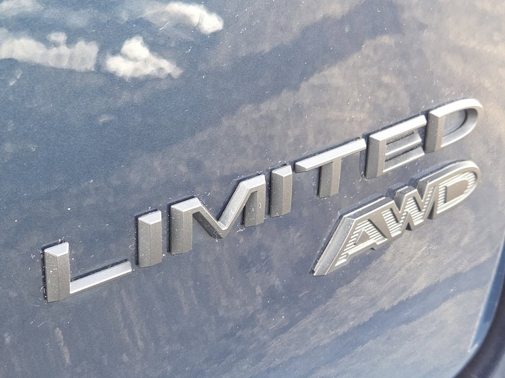 Used 2023 Chrysler Pacifica Limited w/ Uconnect Theater Family Group image 28