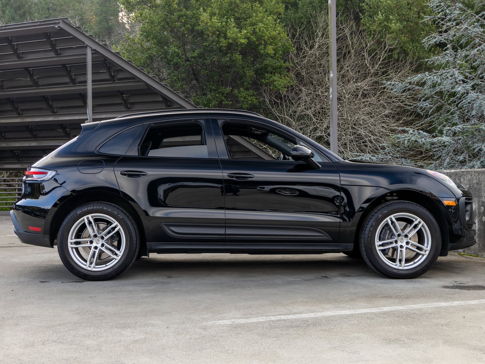Certified 2025 Porsche Macan image 12