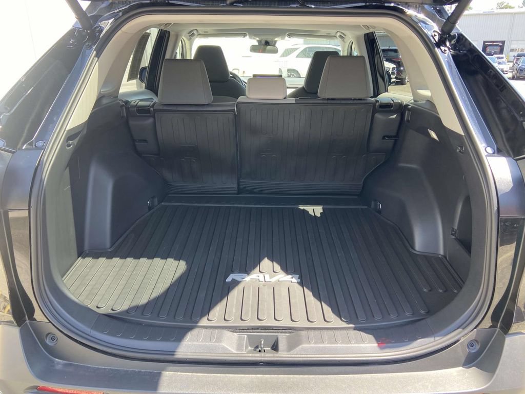 Used 2025 Toyota RAV4 XLE w/ Convenience Package FWD image 10