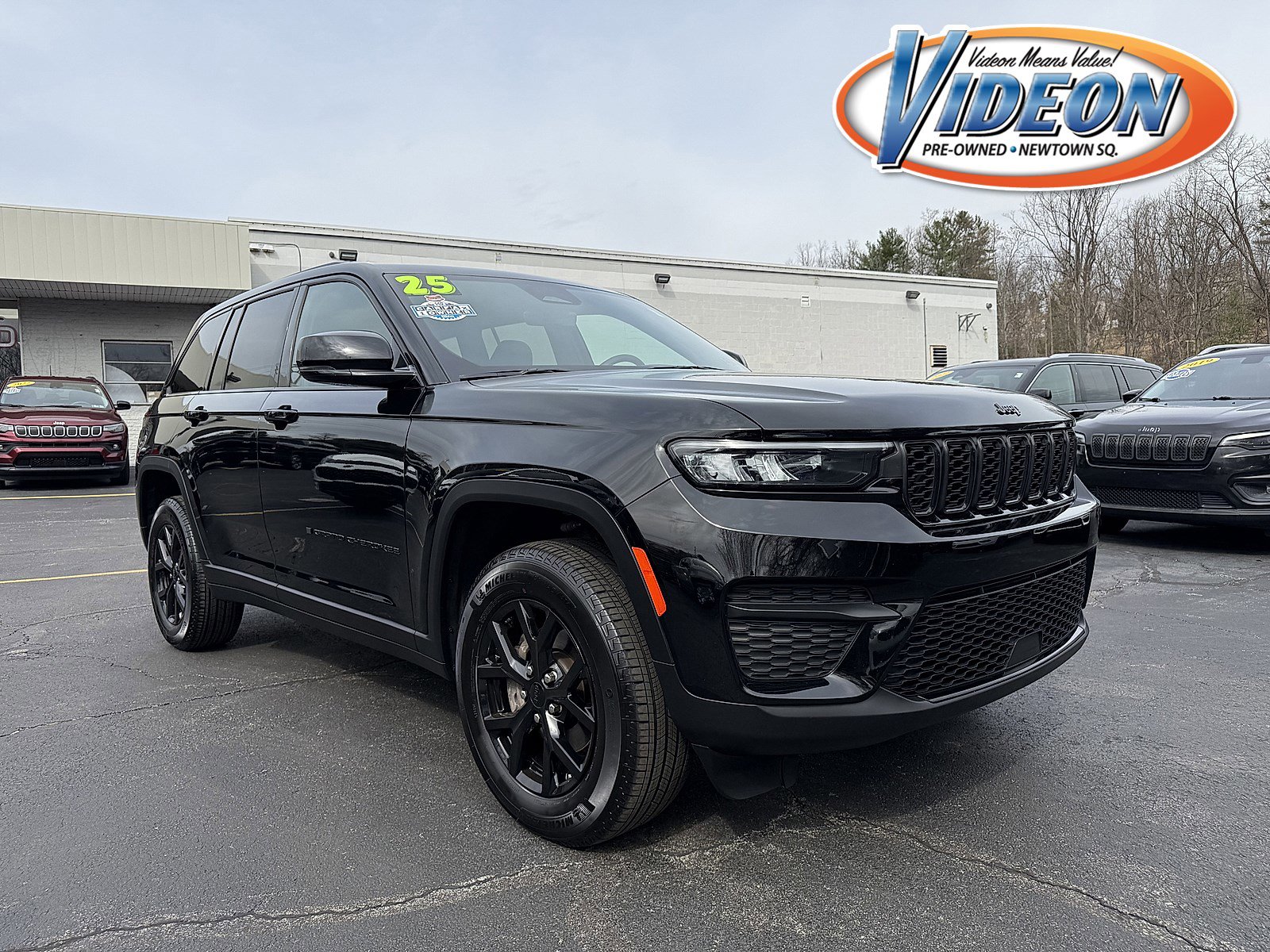 Used 2025 Jeep Grand Cherokee Altitude image 1