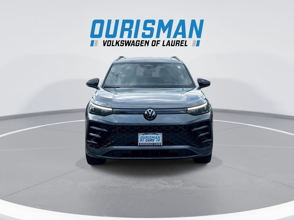 Used 2025 Volkswagen Tiguan SE R-Line AWD/4WD image 3