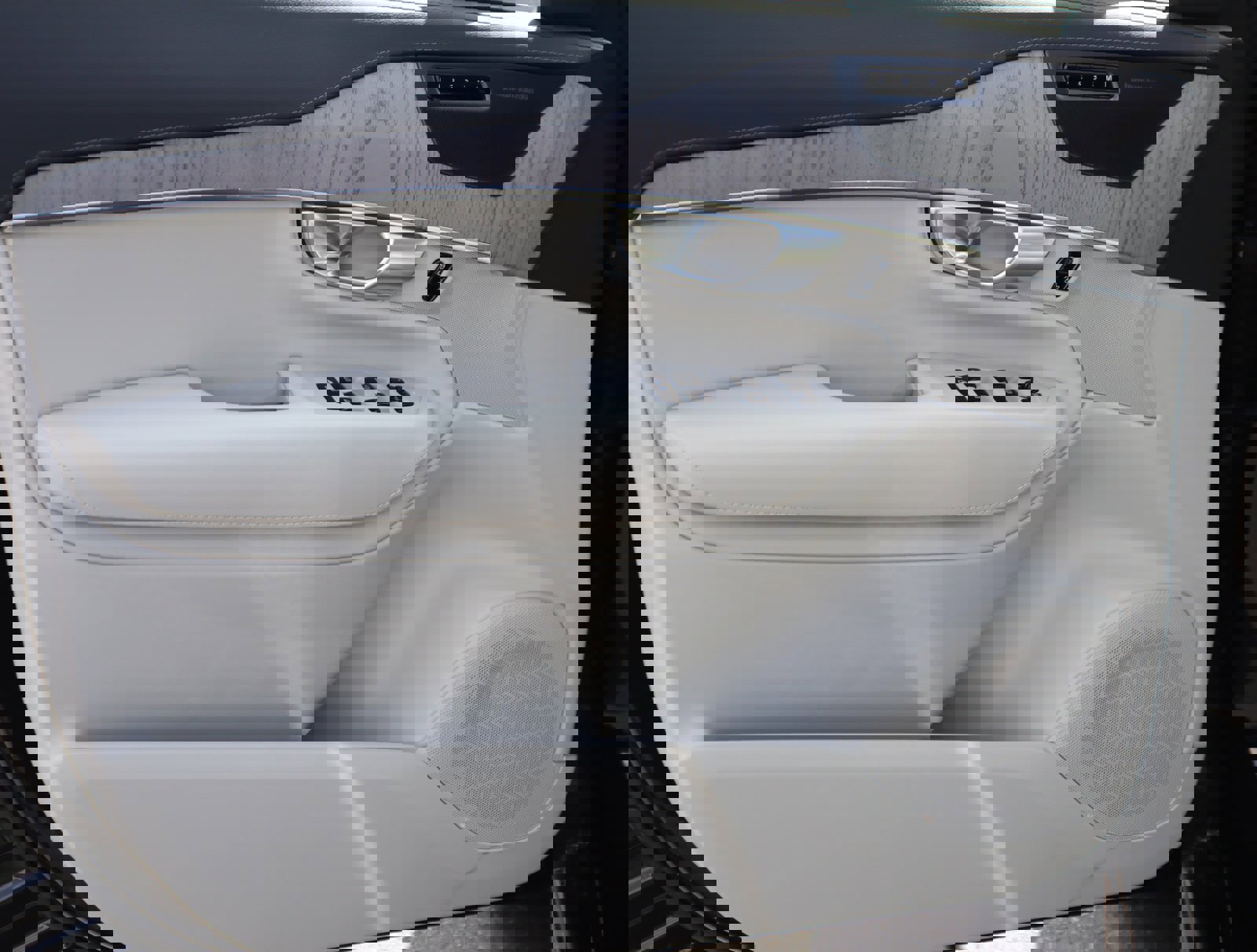 Certified 2024 Volvo XC90 B6 Ultimate image 30