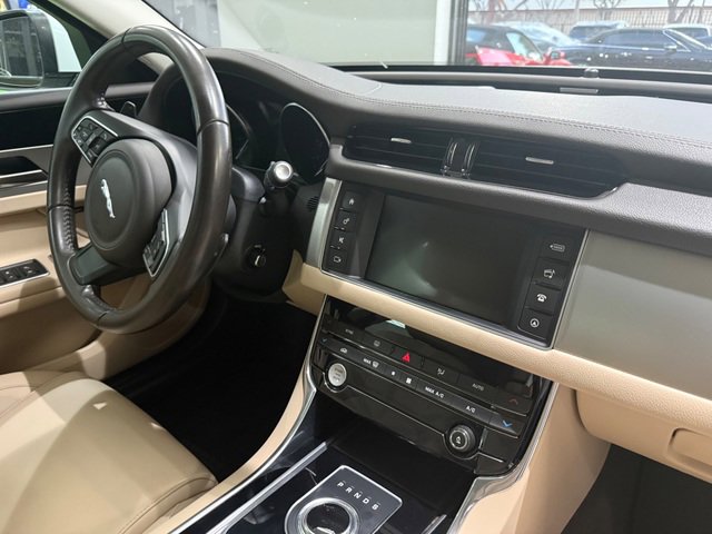 Used 2018 Jaguar XF Premium image 11