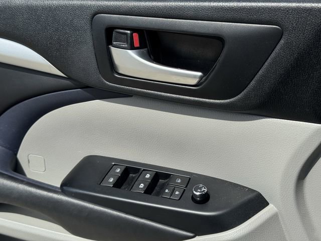 Used 2017 Toyota Highlander XLE image 26