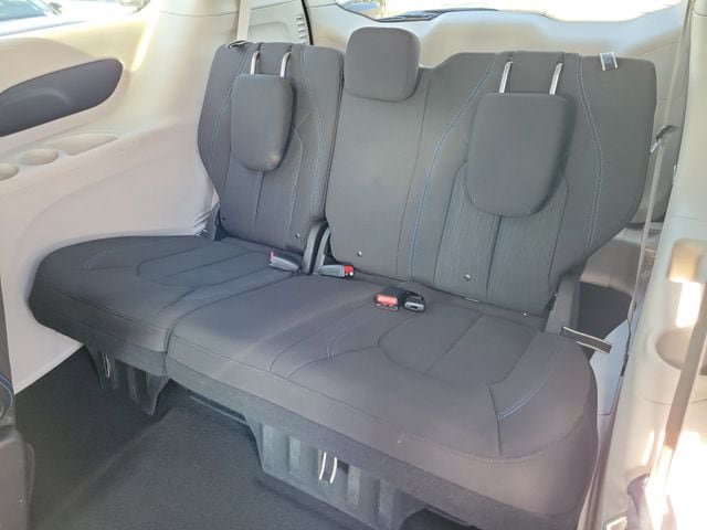 Used 2021 Chrysler Pacifica Touring FWD image 11