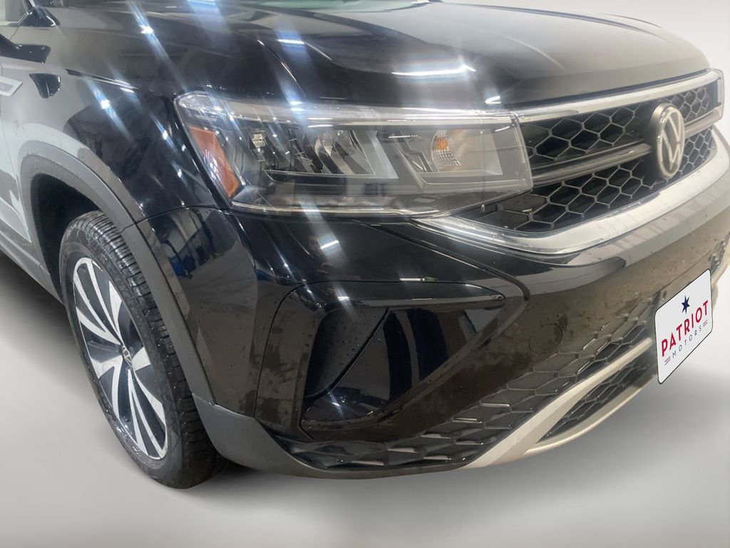 Used 2022 Volkswagen Taos SE image 2