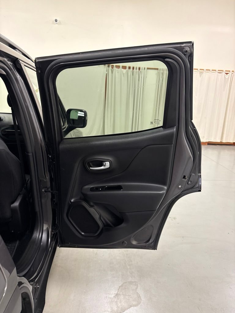 Used 2020 Jeep Renegade Altitude FWD image 28