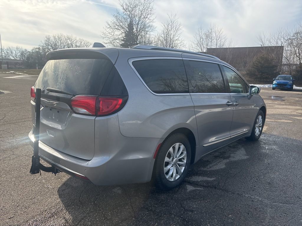 Used 2018 Chrysler Pacifica Touring-L image 5