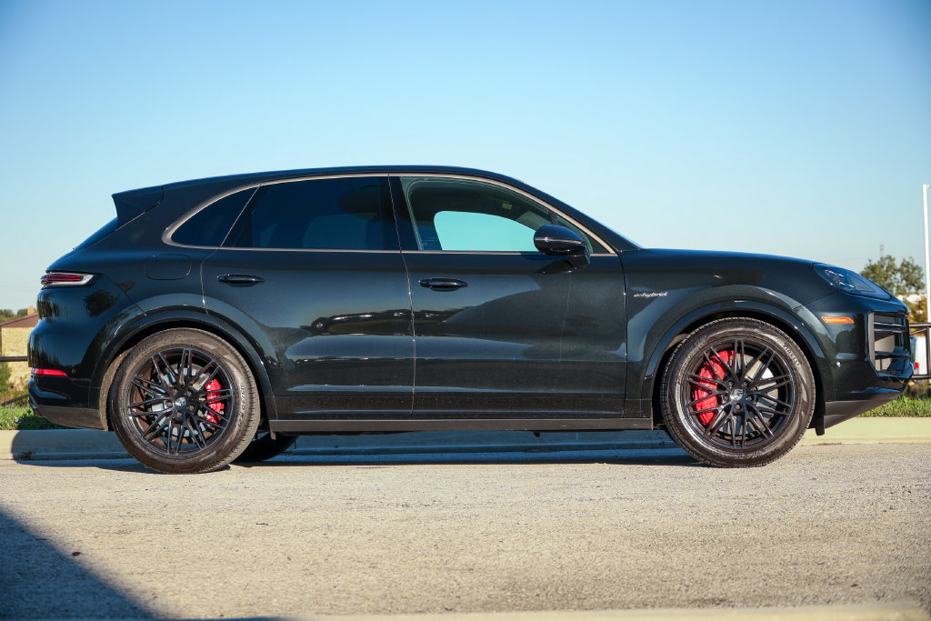 Certified 2025 Porsche Cayenne Turbo AWD/4WD image 22