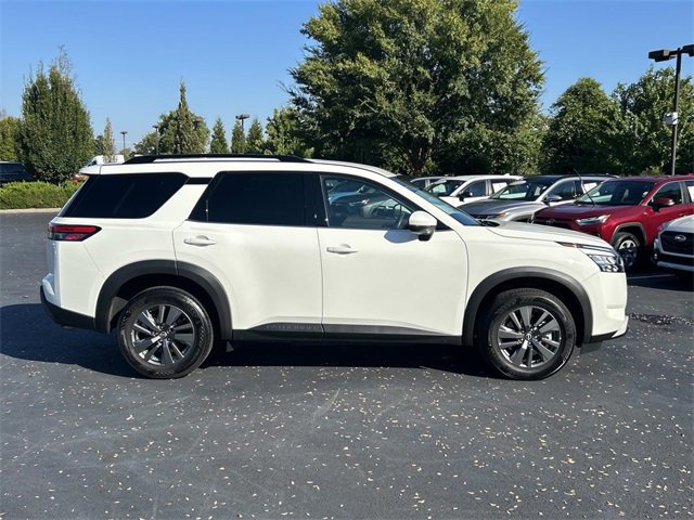 Used 2025 Nissan Pathfinder SV image 3