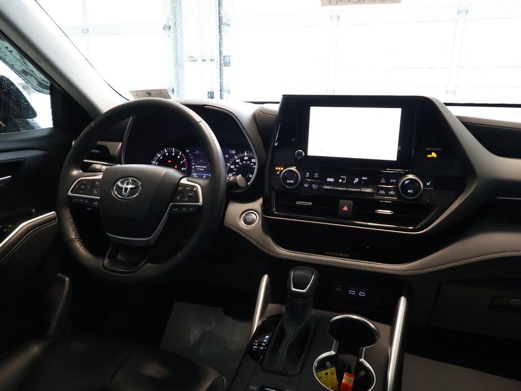 Used 2024 Toyota Highlander XLE AWD/4WD image 28
